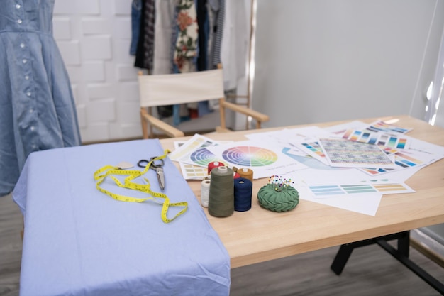 Stolik z przygotowanymi materiałami do haftu
